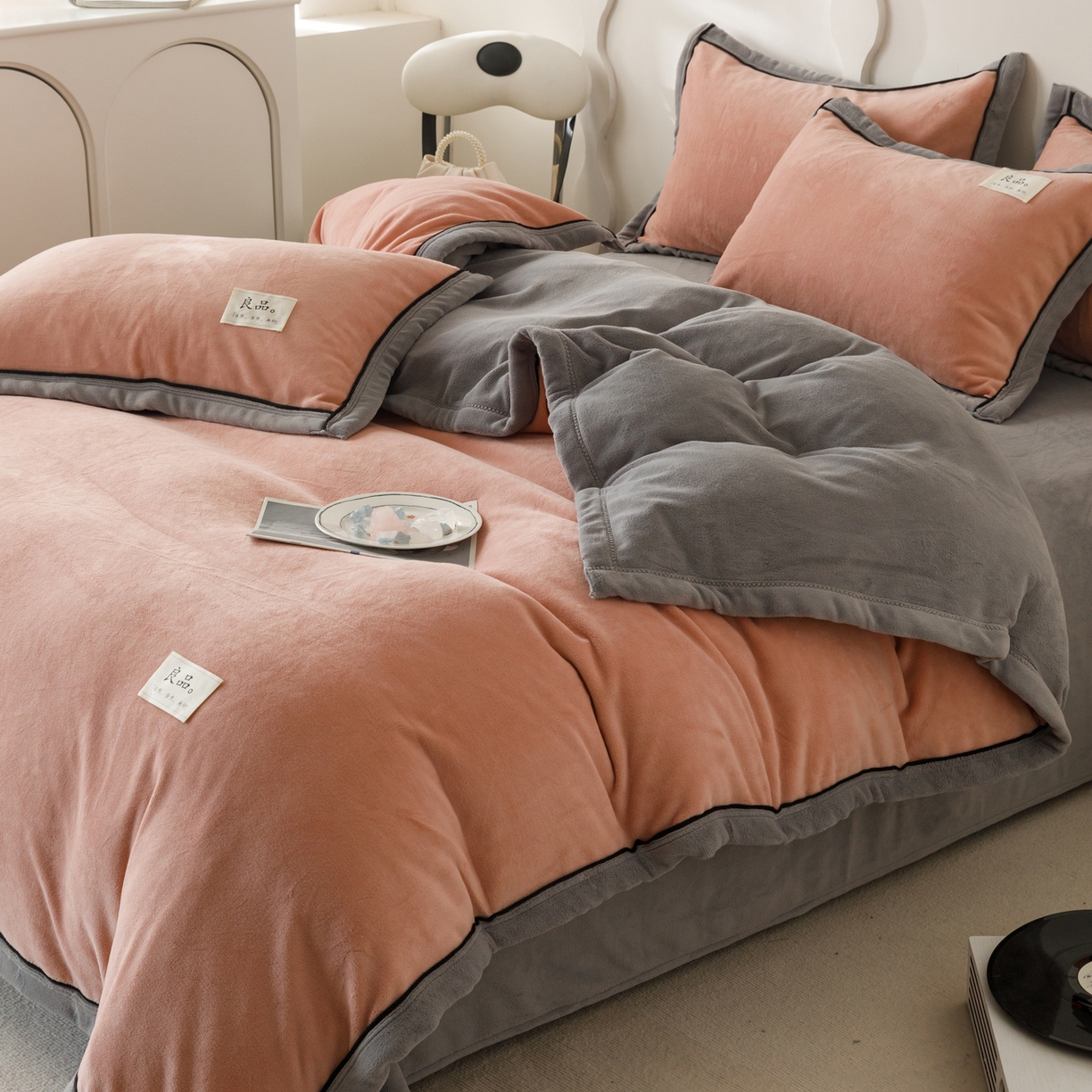 91家纺网 家纺一手货源 找家纺 寐绸家纺 2025新款牛奶绒双拼单被套 双拼被套-豆沙+浅灰