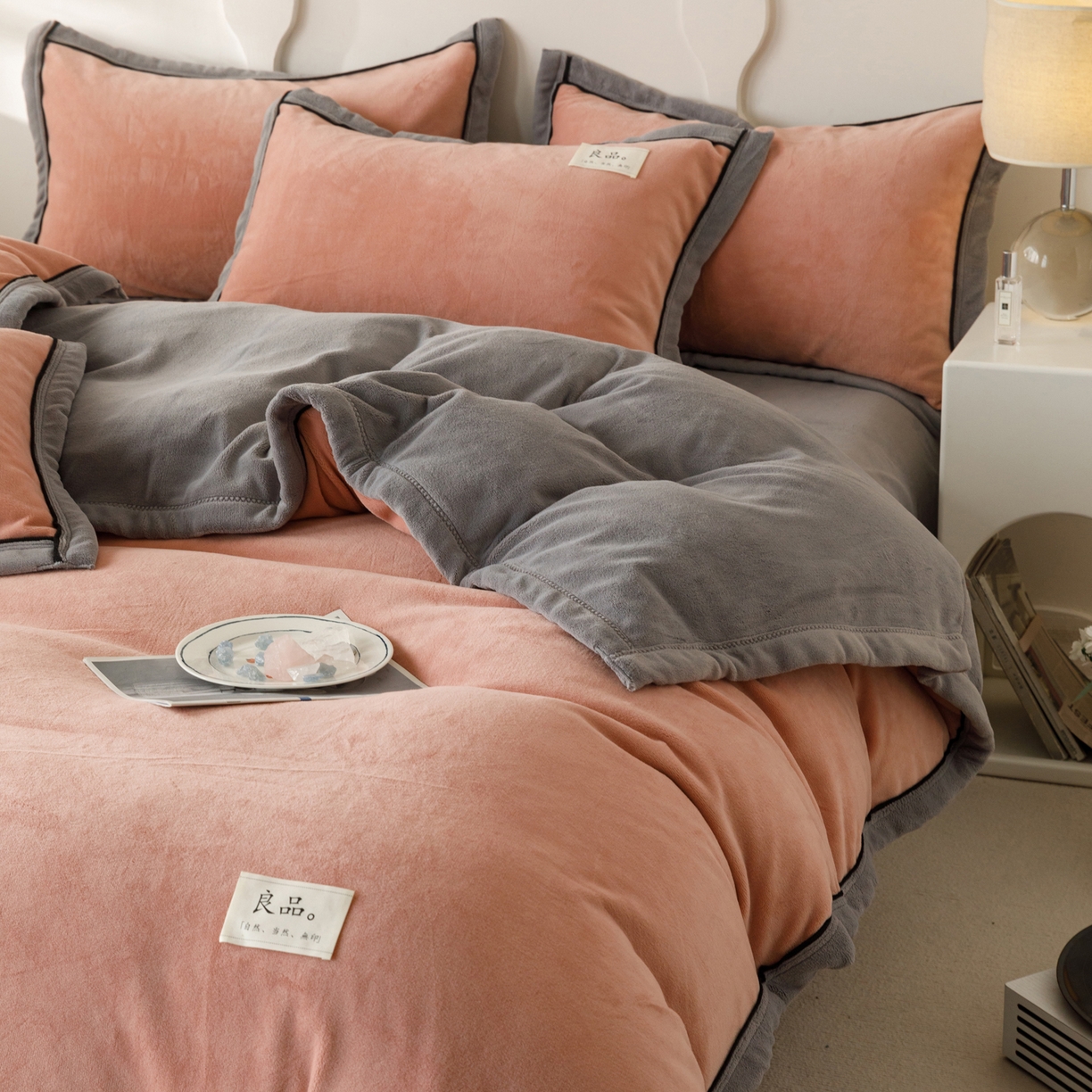 91家纺网 家纺一手货源 找家纺 寐绸家纺 2025新款牛奶绒双拼单被套 双拼被套-豆沙+浅灰