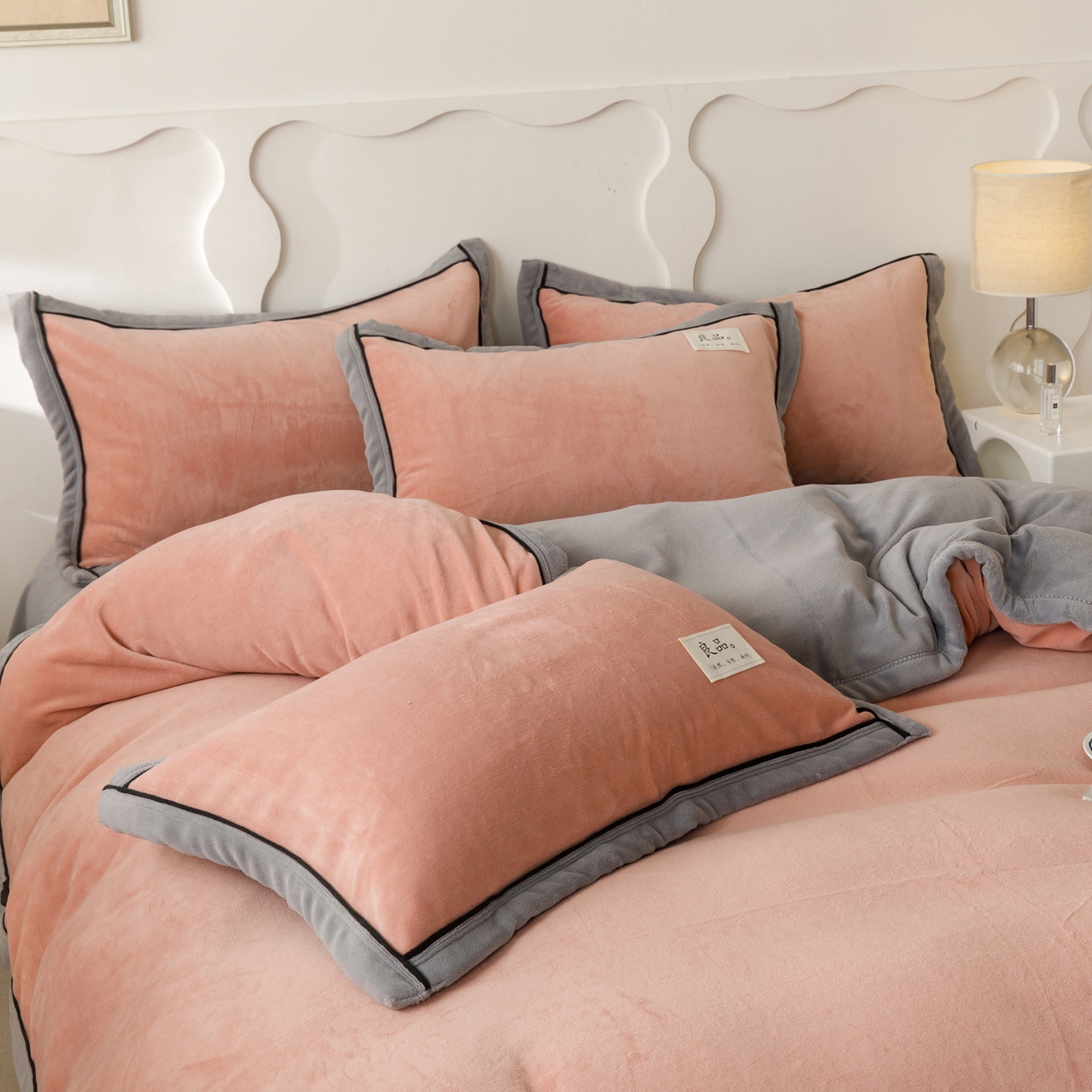 91家纺网 家纺一手货源 找家纺 寐绸家纺 2025新款牛奶绒双拼单被套 双拼被套-豆沙+浅灰