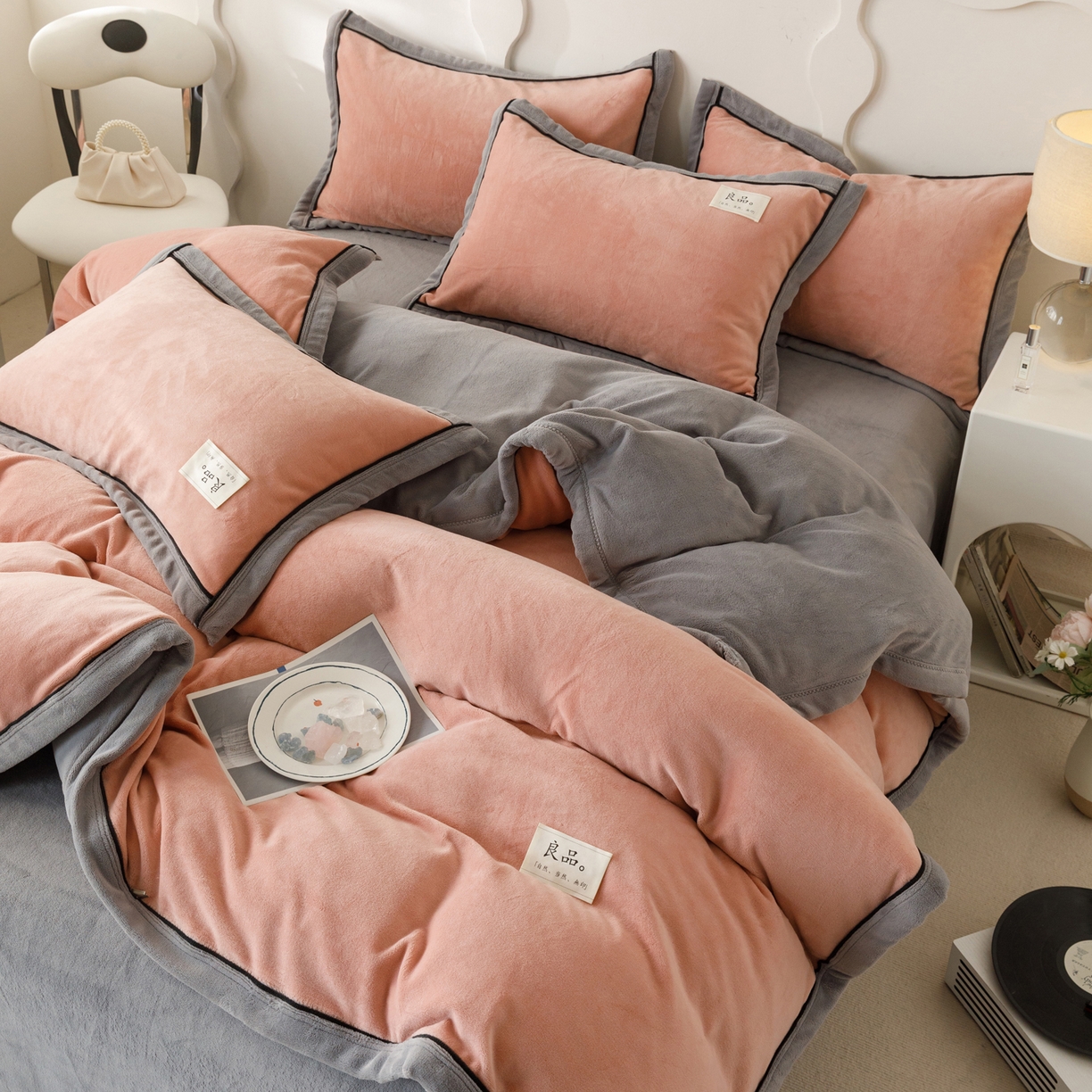 91家纺网 家纺一手货源 找家纺 寐绸家纺 2025新款牛奶绒双拼单被套 双拼被套-豆沙+浅灰