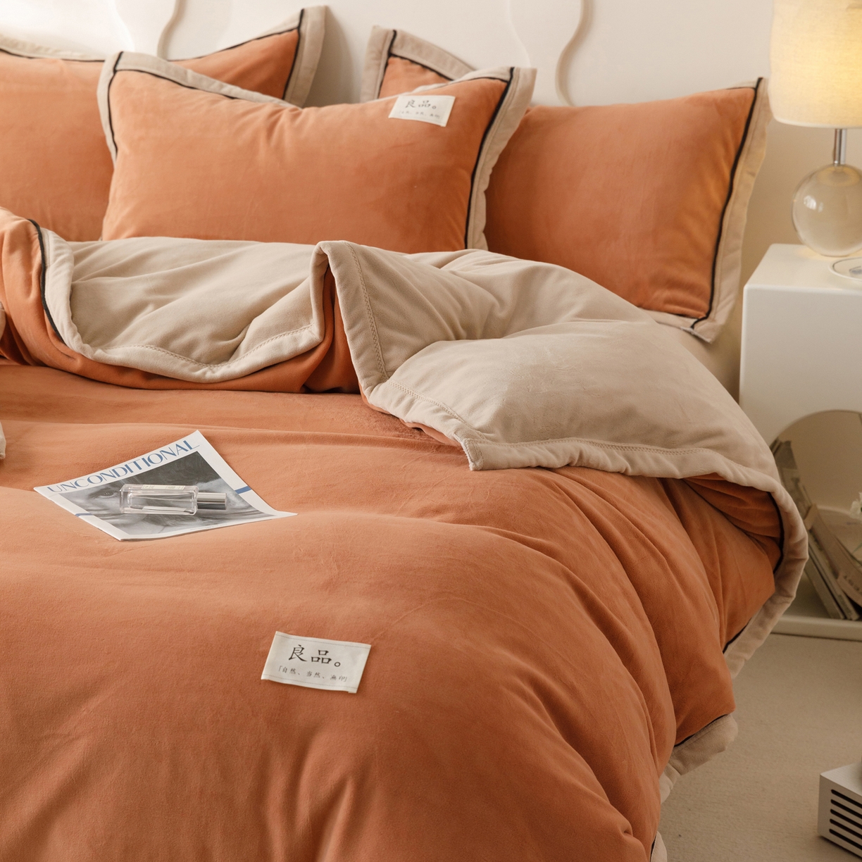 91家纺网 家纺一手货源 找家纺 寐绸家纺 2025新款牛奶绒双拼单被套 双拼被套-焦糖+米驼