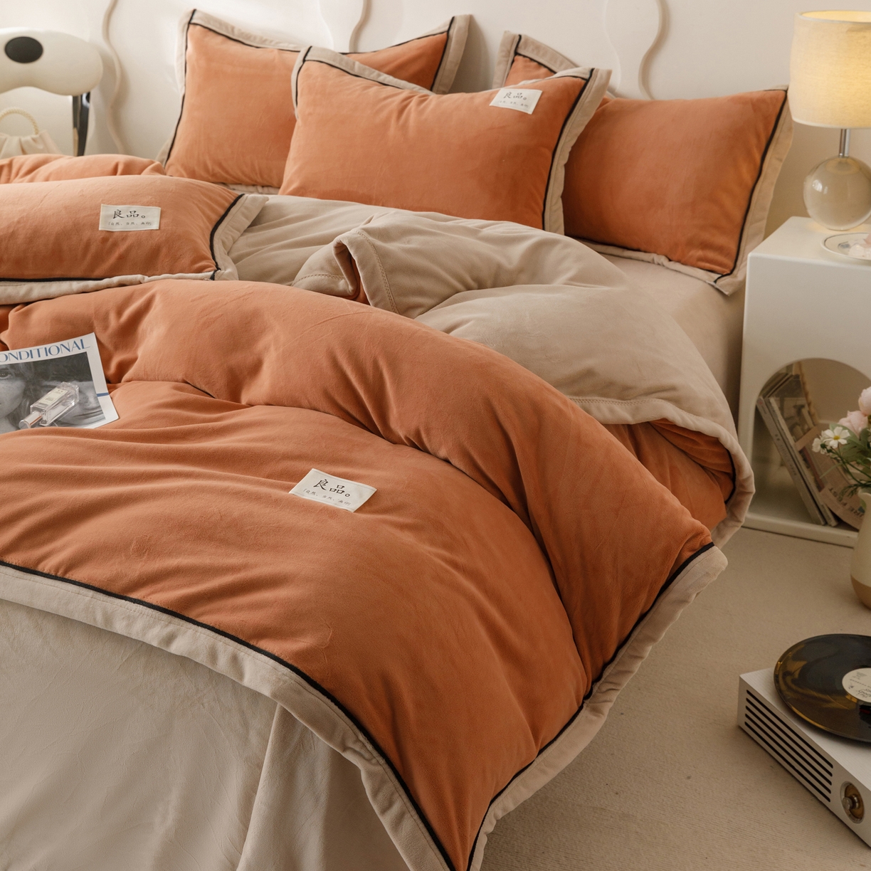 91家纺网 家纺一手货源 找家纺 寐绸家纺 2025新款牛奶绒双拼单被套 双拼被套-焦糖+米驼
