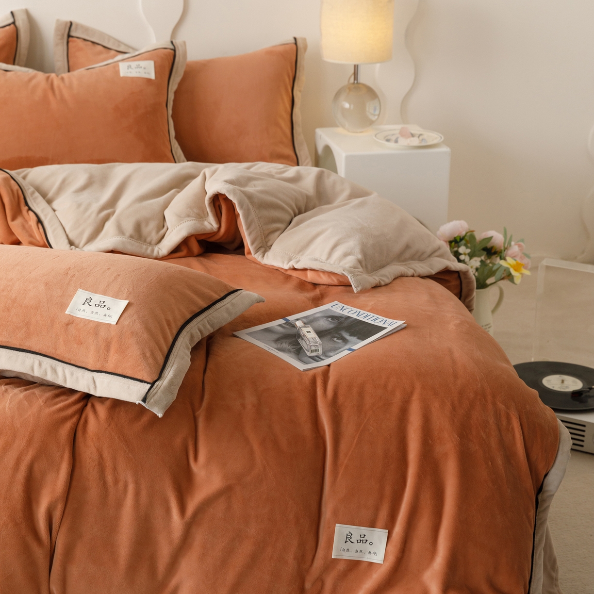 91家纺网 家纺一手货源 找家纺 寐绸家纺 2025新款牛奶绒双拼单被套 双拼被套-焦糖+米驼