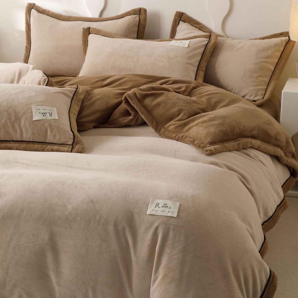 91家纺网 家纺一手货源 找家纺 寐绸家纺 2025新款牛奶绒双拼单被套 双拼被套-米驼+奶茶咖