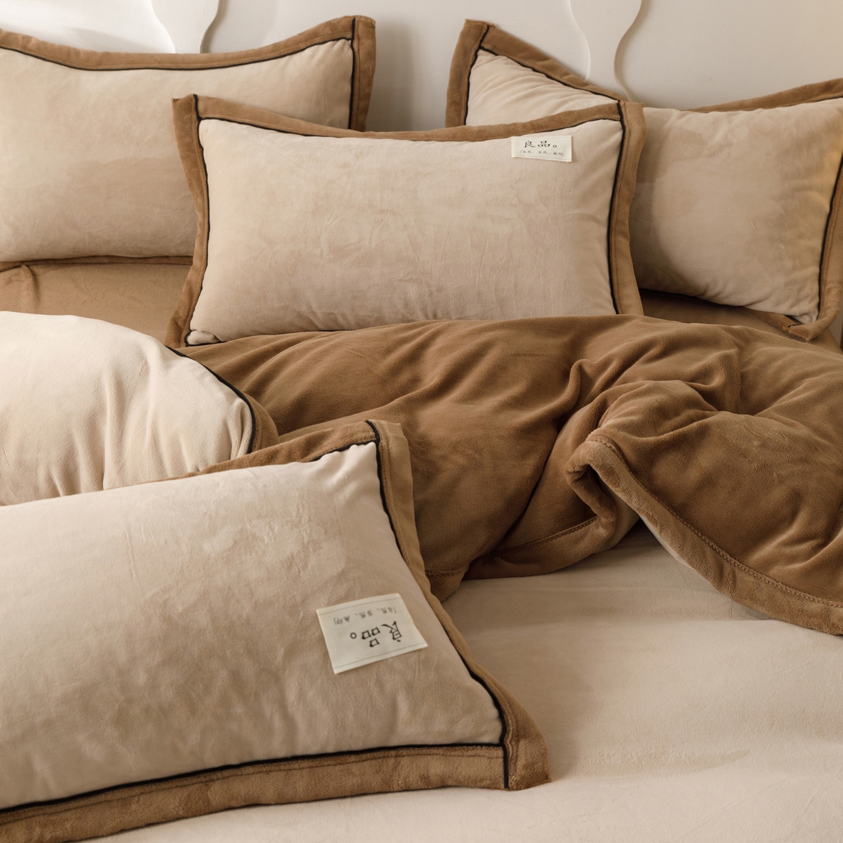 91家纺网 家纺一手货源 找家纺 寐绸家纺 2025新款牛奶绒双拼单被套 双拼被套-米驼+奶茶咖