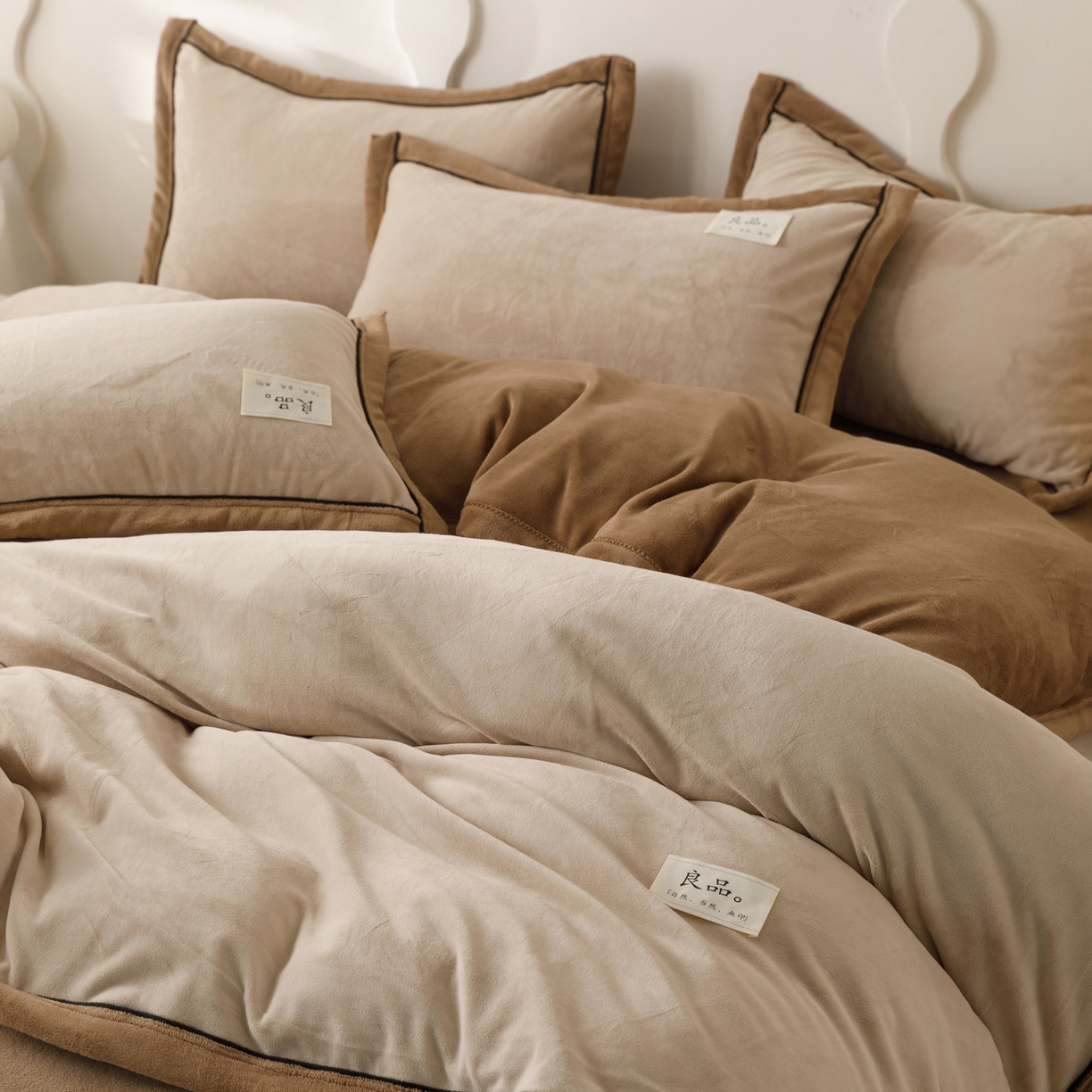 91家纺网 家纺一手货源 找家纺 寐绸家纺 2025新款牛奶绒双拼单被套 双拼被套-米驼+奶茶咖