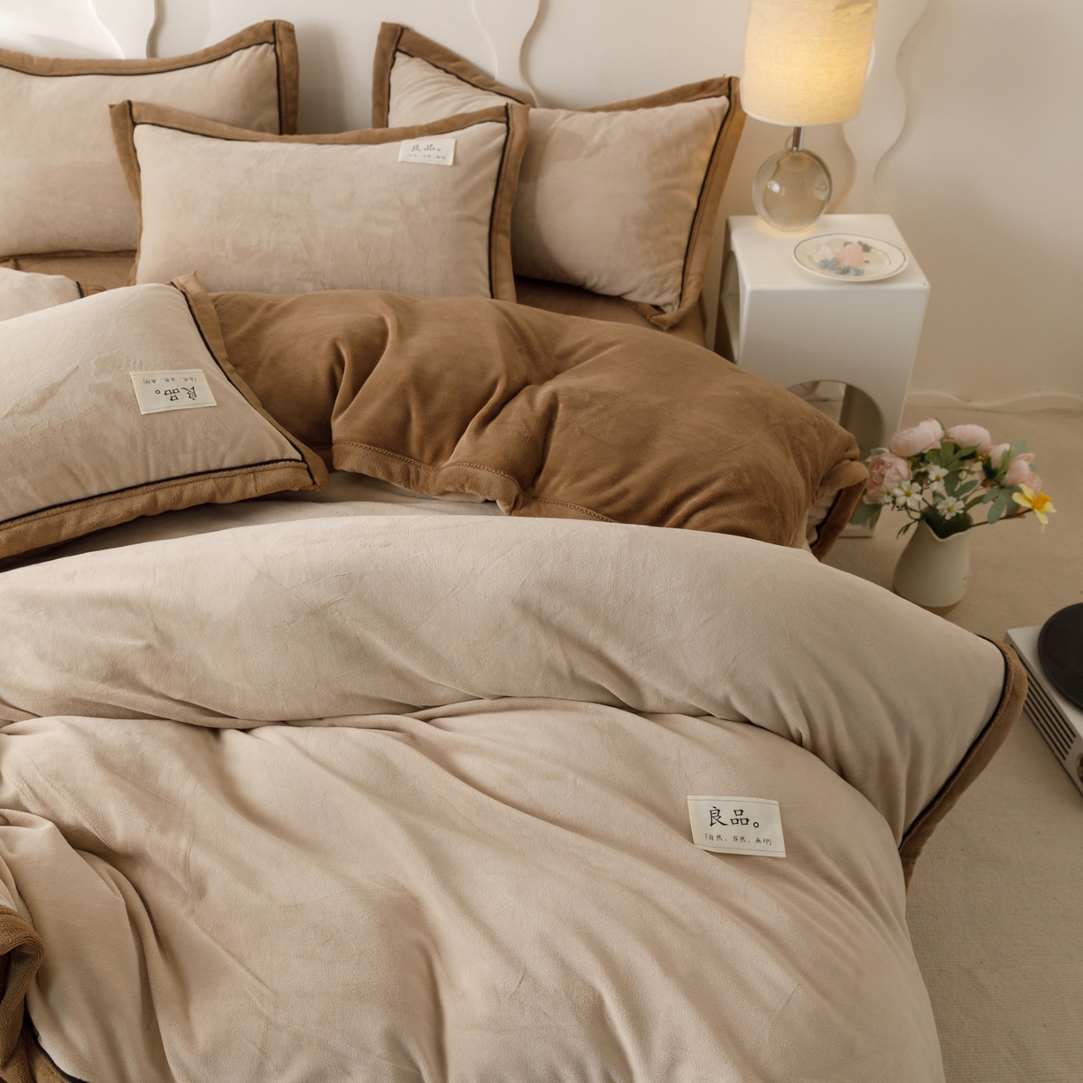 91家纺网 家纺一手货源 找家纺 寐绸家纺 2025新款牛奶绒双拼单被套 双拼被套-米驼+奶茶咖