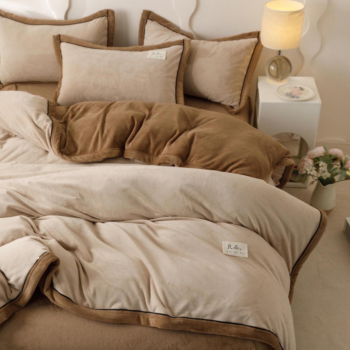 91家纺网 家纺一手货源 找家纺 寐绸家纺 2025新款牛奶绒双拼单被套 双拼被套-米驼+奶茶咖