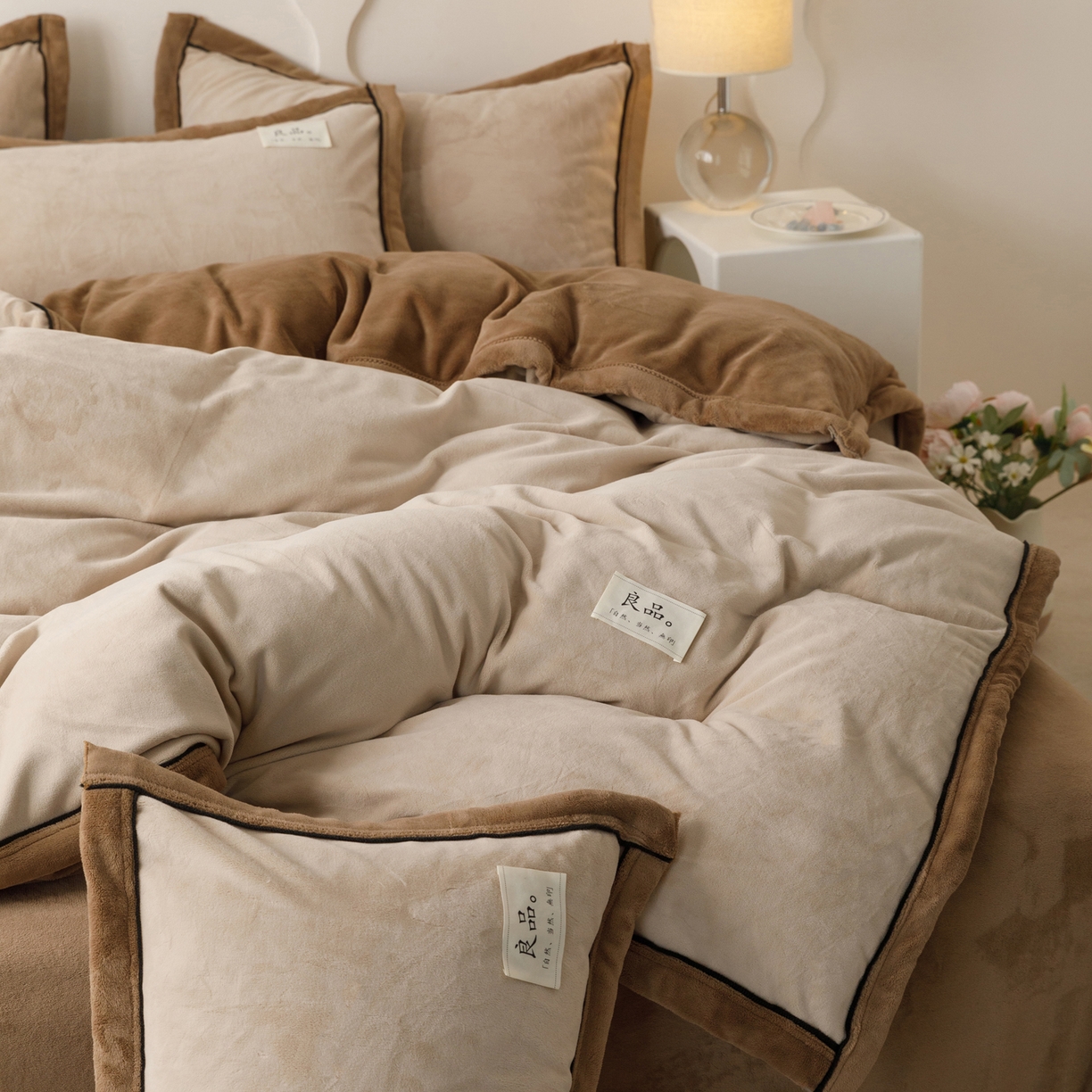 91家纺网 家纺一手货源 找家纺 寐绸家纺 2025新款牛奶绒双拼单被套 双拼被套-米驼+奶茶咖
