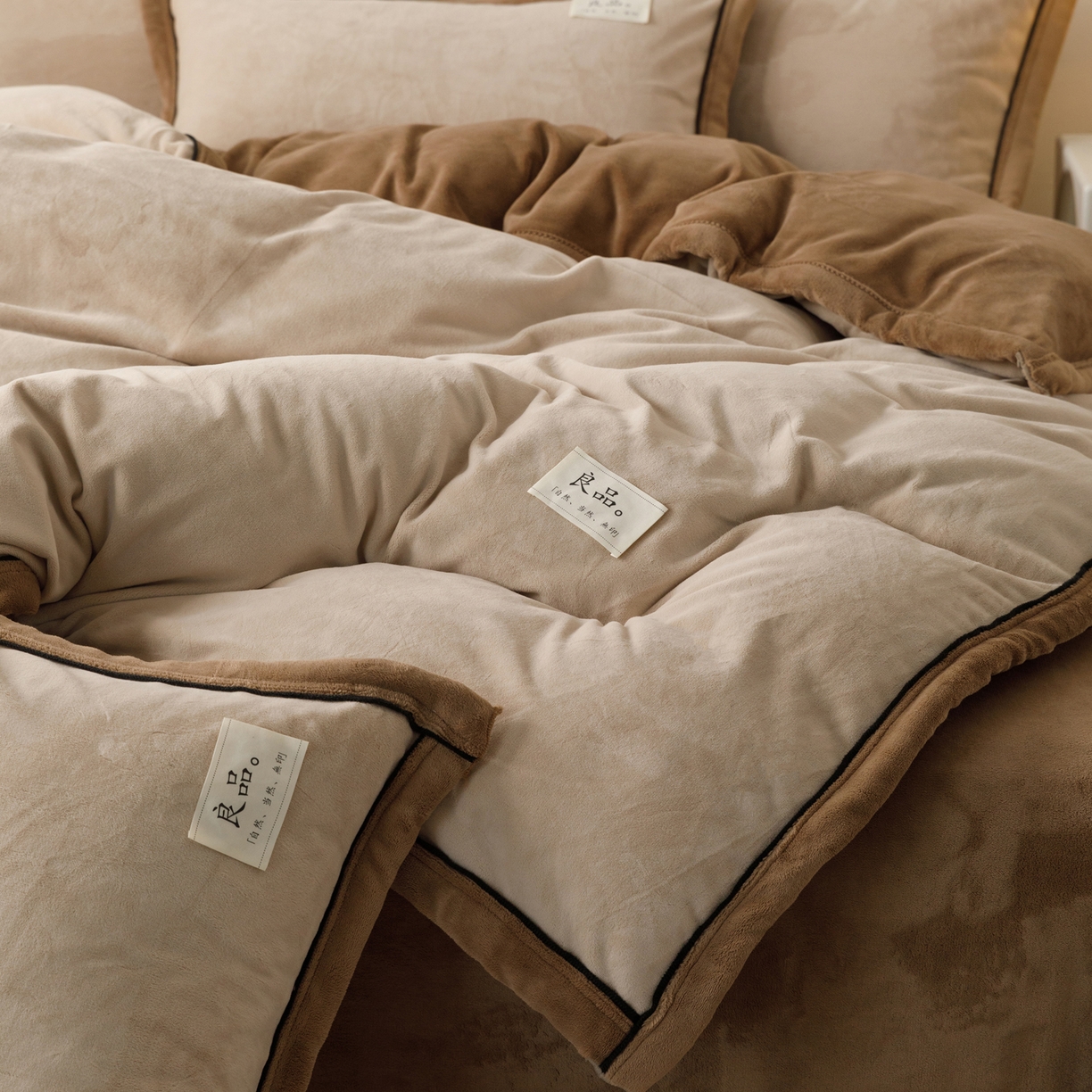 91家纺网 家纺一手货源 找家纺 寐绸家纺 2025新款牛奶绒双拼单被套 双拼被套-米驼+奶茶咖