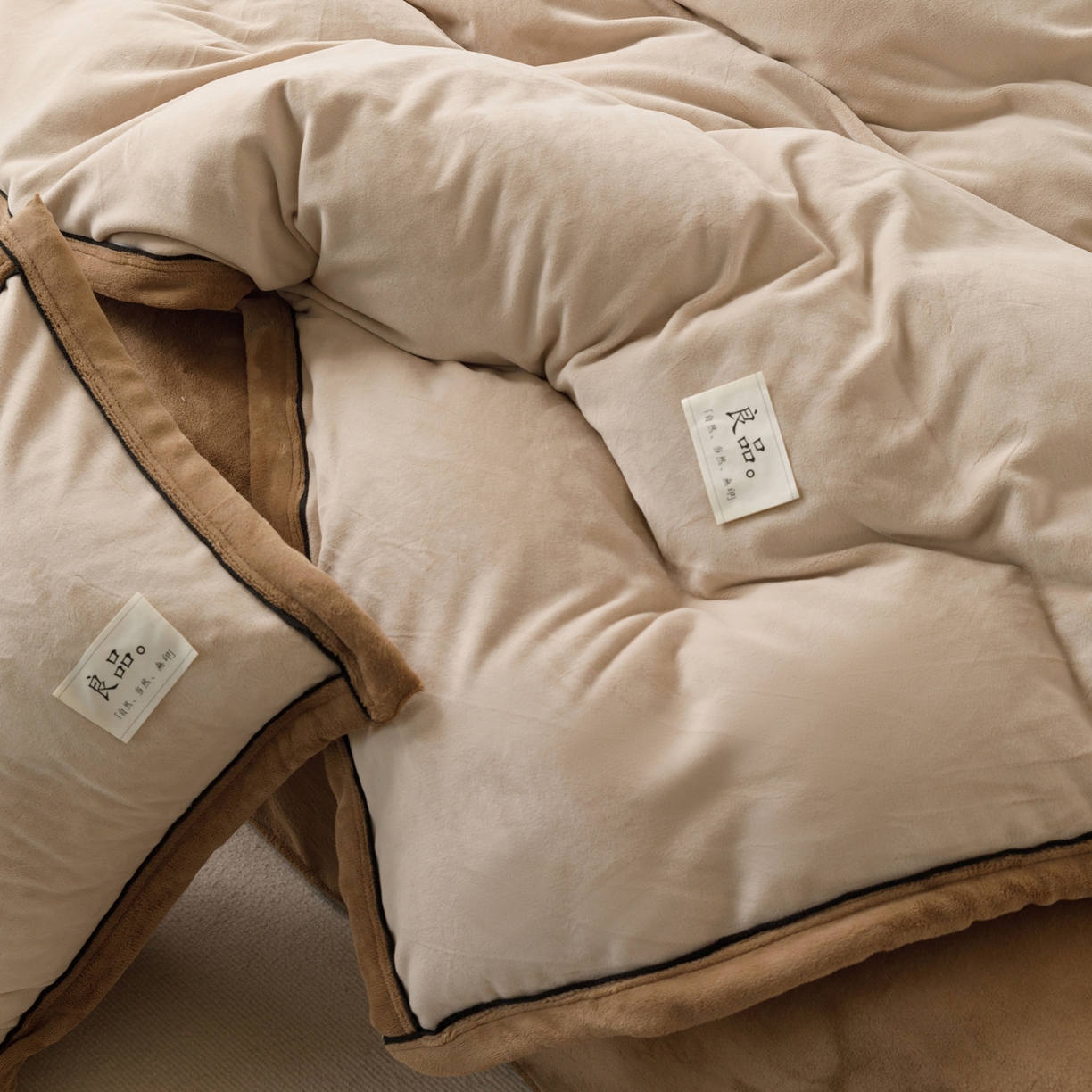 91家纺网 家纺一手货源 找家纺 寐绸家纺 2025新款牛奶绒双拼单被套 双拼被套-米驼+奶茶咖