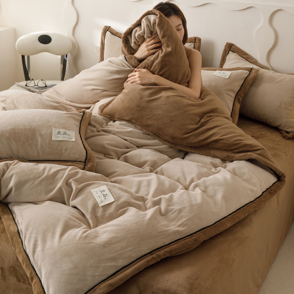 91家纺网 家纺一手货源 找家纺 寐绸家纺 2025新款牛奶绒双拼单被套 双拼被套-米驼+奶茶咖