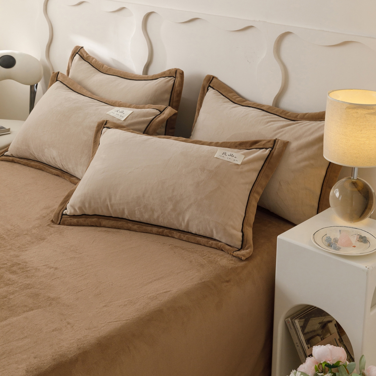 91家纺网 家纺一手货源 找家纺 寐绸家纺 2025新款牛奶绒双拼单被套 双拼被套-米驼+奶茶咖