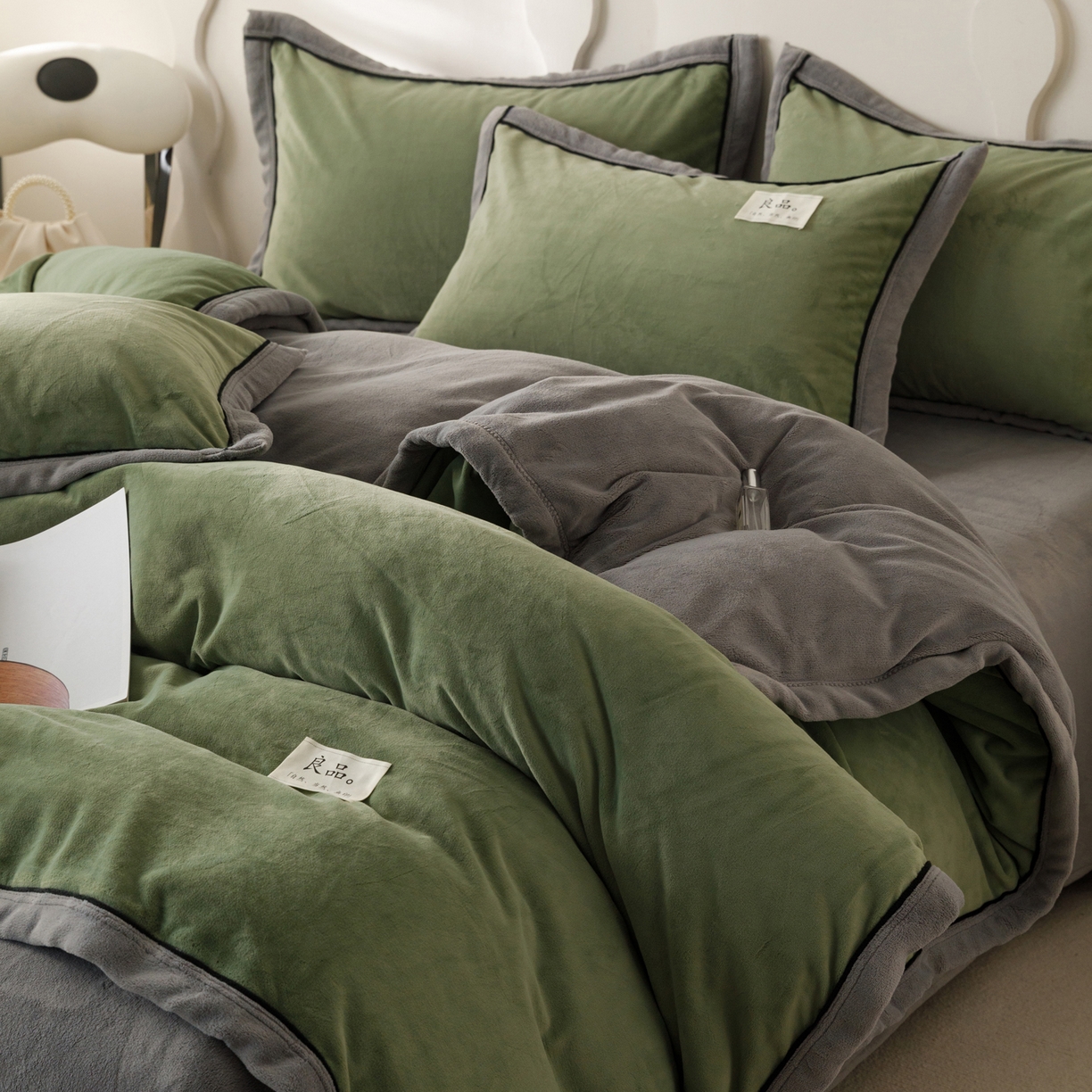 91家纺网 家纺一手货源 找家纺 寐绸家纺 2025新款牛奶绒双拼单被套 双拼被套-牛油果绿+浅灰