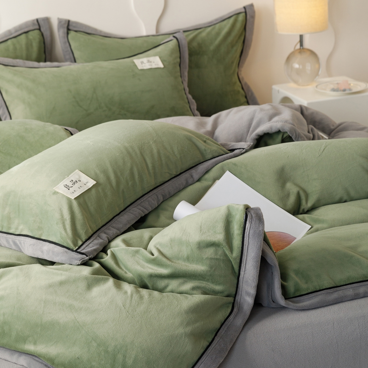 91家纺网 家纺一手货源 找家纺 寐绸家纺 2025新款牛奶绒双拼单被套 双拼被套-牛油果绿+浅灰