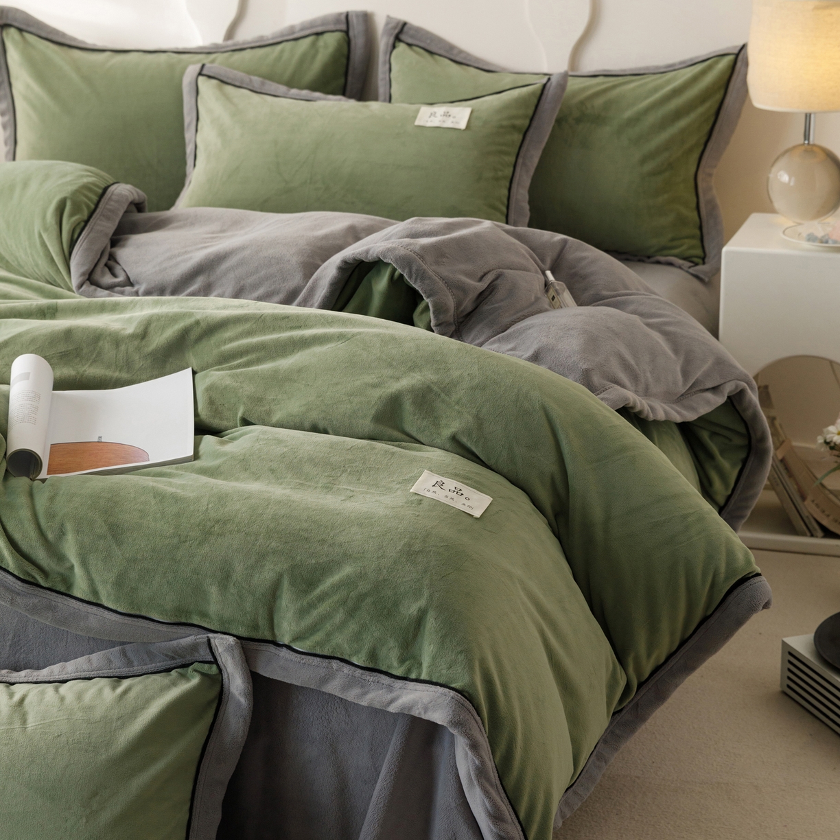 91家纺网 家纺一手货源 找家纺 寐绸家纺 2025新款牛奶绒双拼单被套 双拼被套-牛油果绿+浅灰