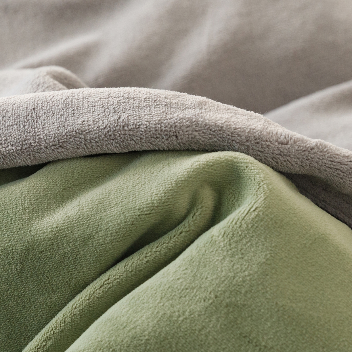 91家纺网 家纺一手货源 找家纺 寐绸家纺 2025新款牛奶绒双拼单被套 双拼被套-牛油果绿+浅灰