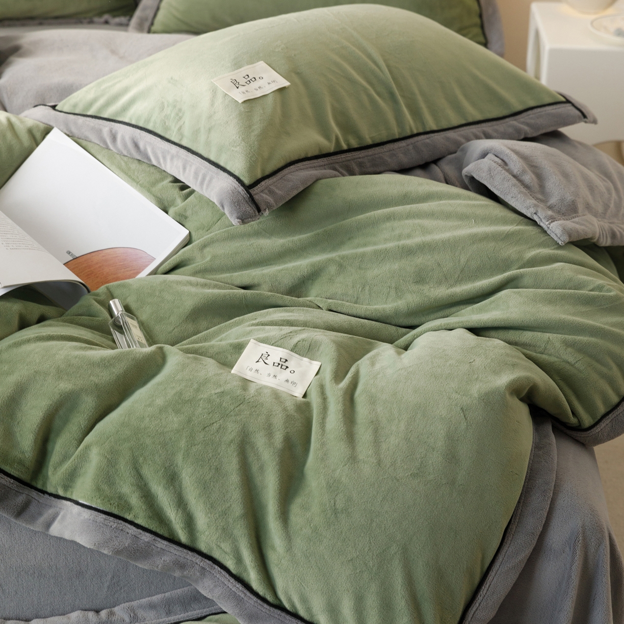 91家纺网 家纺一手货源 找家纺 寐绸家纺 2025新款牛奶绒双拼单被套 双拼被套-牛油果绿+浅灰