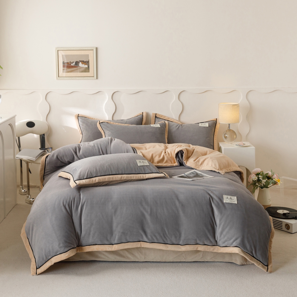 91家纺网 家纺一手货源 找家纺 寐绸家纺 2025新款牛奶绒双拼单被套 双拼被套-浅灰+米金