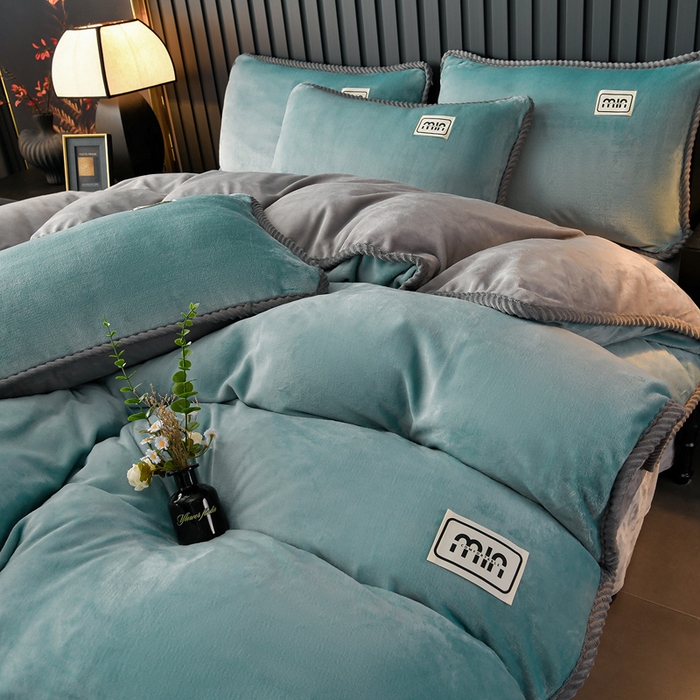 91家纺网 家纺一手货源 找家纺 妮恒美家纺 2025新款斜纹边贴标牛奶绒四件套 斜纹边-宾利蓝＋浅灰