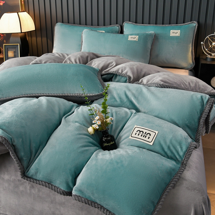 91家纺网 家纺一手货源 找家纺 妮恒美家纺 2025新款斜纹边贴标牛奶绒四件套 斜纹边-宾利蓝＋浅灰