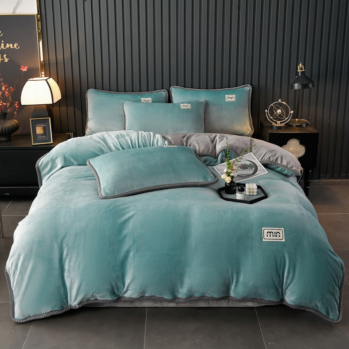 91家纺网 家纺一手货源 找家纺 妮恒美家纺 2025新款斜纹边贴标牛奶绒四件套 斜纹边-宾利蓝＋浅灰