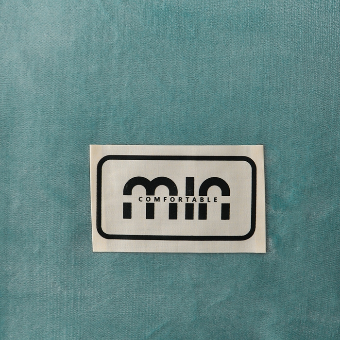 91家纺网 家纺一手货源 找家纺 妮恒美家纺 2025新款斜纹边贴标牛奶绒四件套 斜纹边-宾利蓝＋浅灰