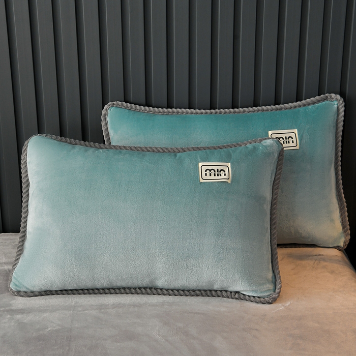 91家纺网 家纺一手货源 找家纺 妮恒美家纺 2025新款斜纹边贴标牛奶绒四件套 斜纹边-宾利蓝＋浅灰