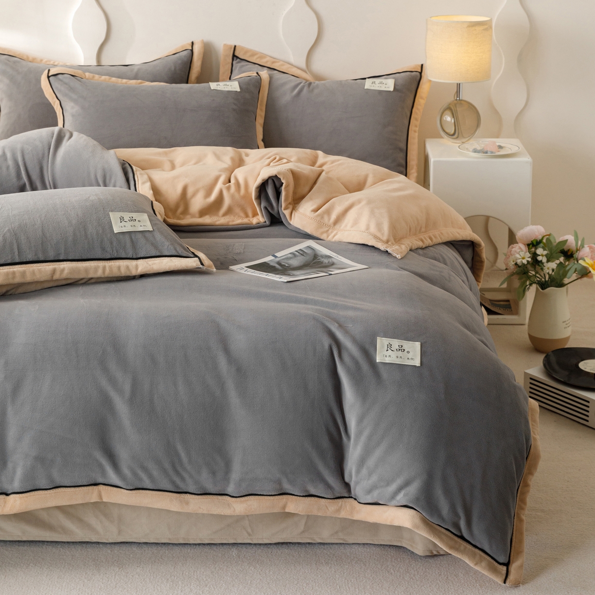 91家纺网 家纺一手货源 找家纺 寐绸家纺 2025新款牛奶绒双拼单被套 双拼被套-浅灰+米金