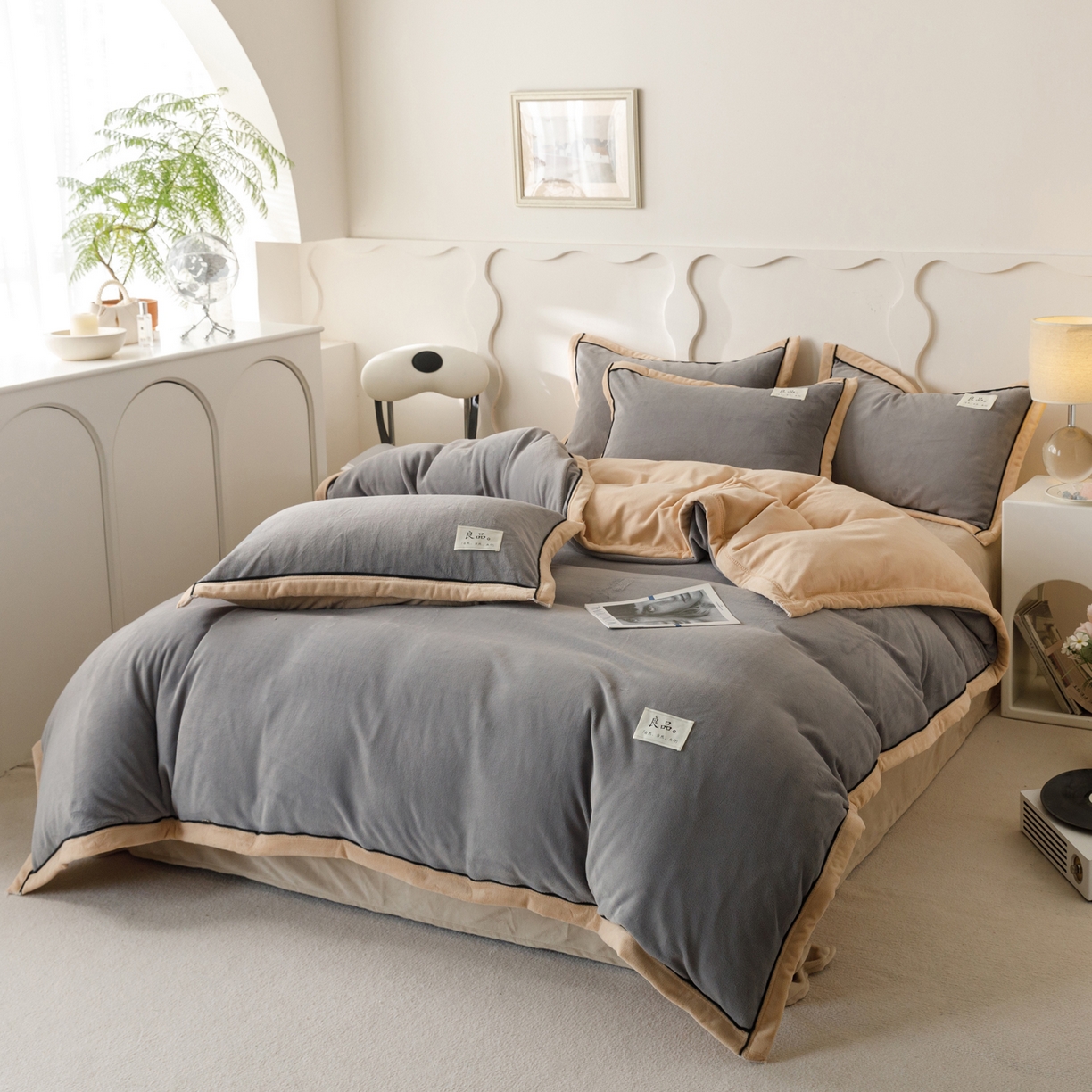 91家纺网 家纺一手货源 找家纺 寐绸家纺 2025新款牛奶绒双拼单被套 双拼被套-浅灰+米金