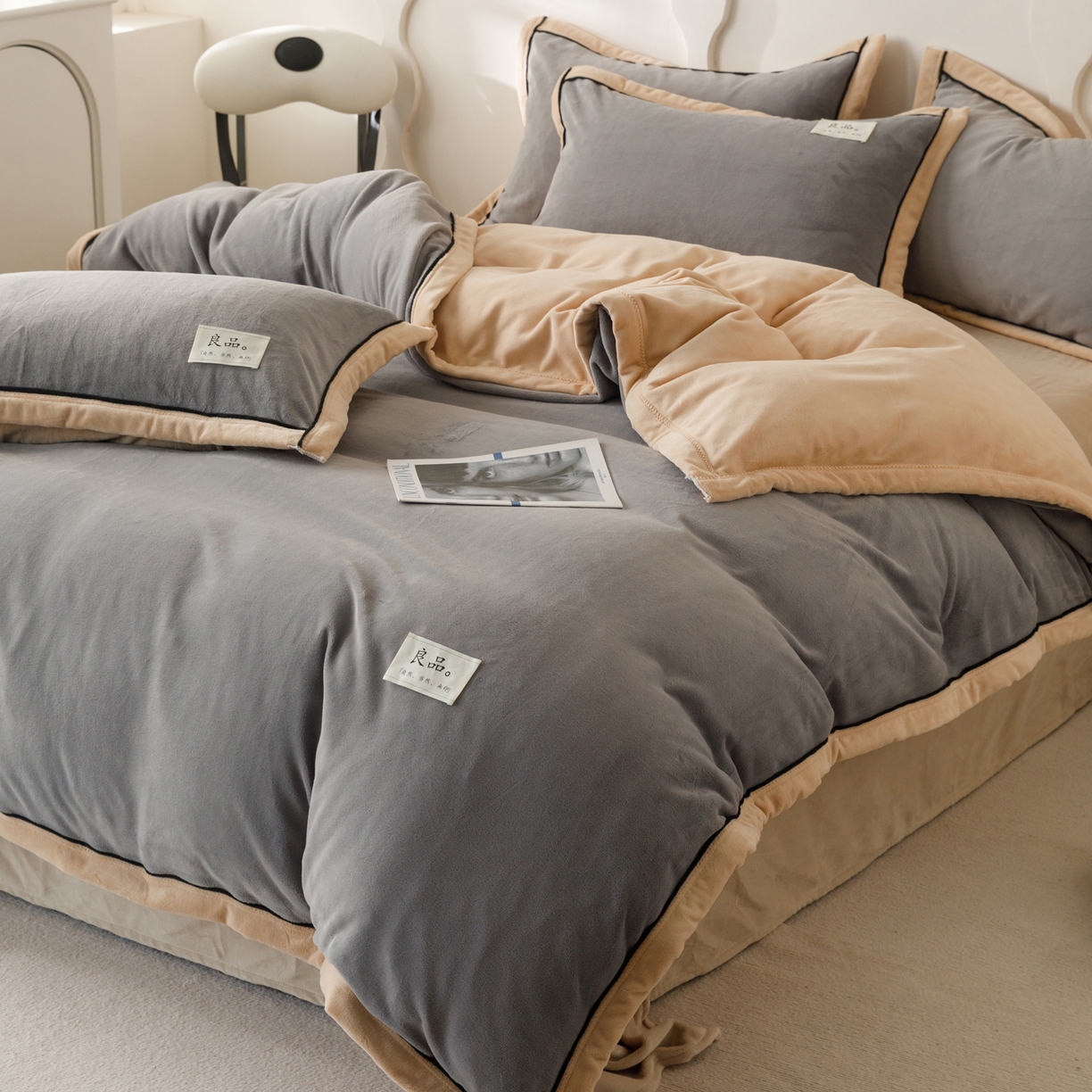 91家纺网 家纺一手货源 找家纺 寐绸家纺 2025新款牛奶绒双拼单被套 双拼被套-浅灰+米金