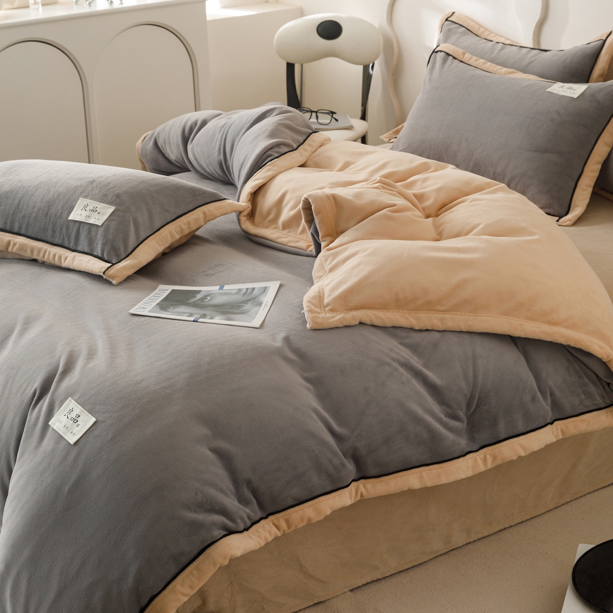 91家纺网 家纺一手货源 找家纺 寐绸家纺 2025新款牛奶绒双拼单被套 双拼被套-浅灰+米金