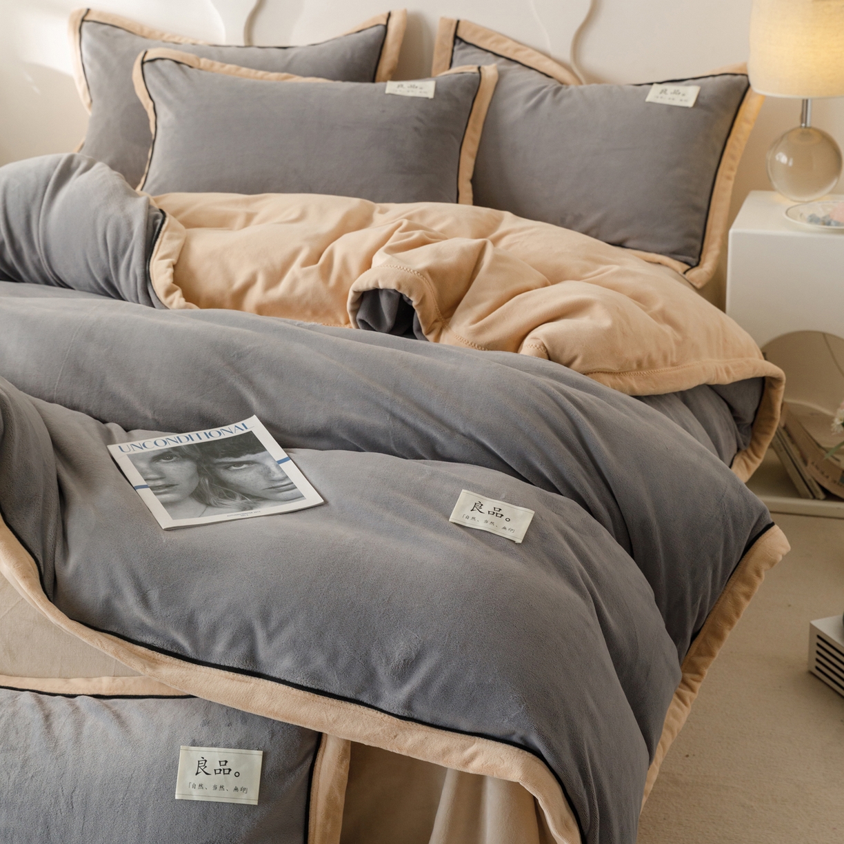 91家纺网 家纺一手货源 找家纺 寐绸家纺 2025新款牛奶绒双拼单被套 双拼被套-浅灰+米金