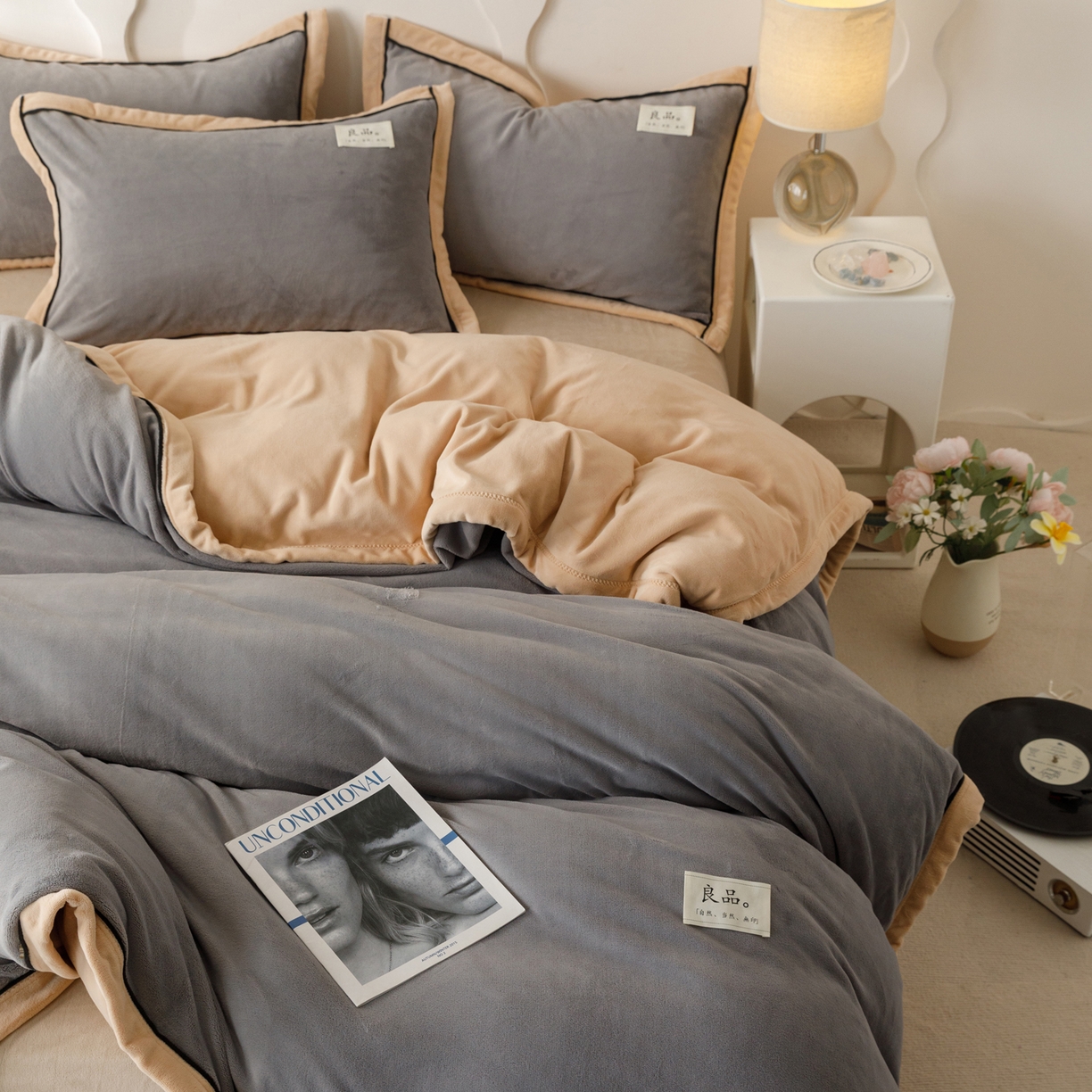 91家纺网 家纺一手货源 找家纺 寐绸家纺 2025新款牛奶绒双拼单被套 双拼被套-浅灰+米金