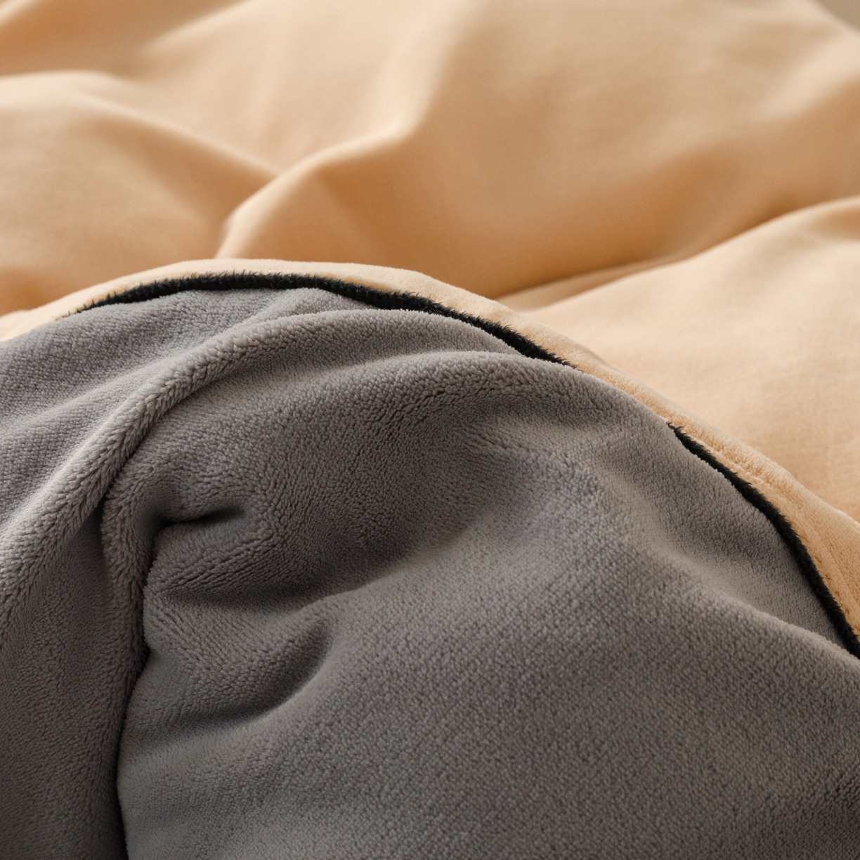 91家纺网 家纺一手货源 找家纺 寐绸家纺 2025新款牛奶绒双拼单被套 双拼被套-浅灰+米金