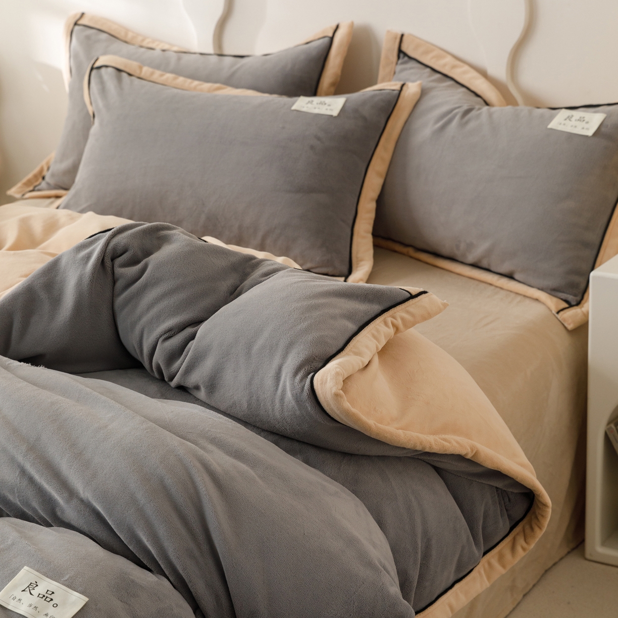 91家纺网 家纺一手货源 找家纺 寐绸家纺 2025新款牛奶绒双拼单被套 双拼被套-浅灰+米金