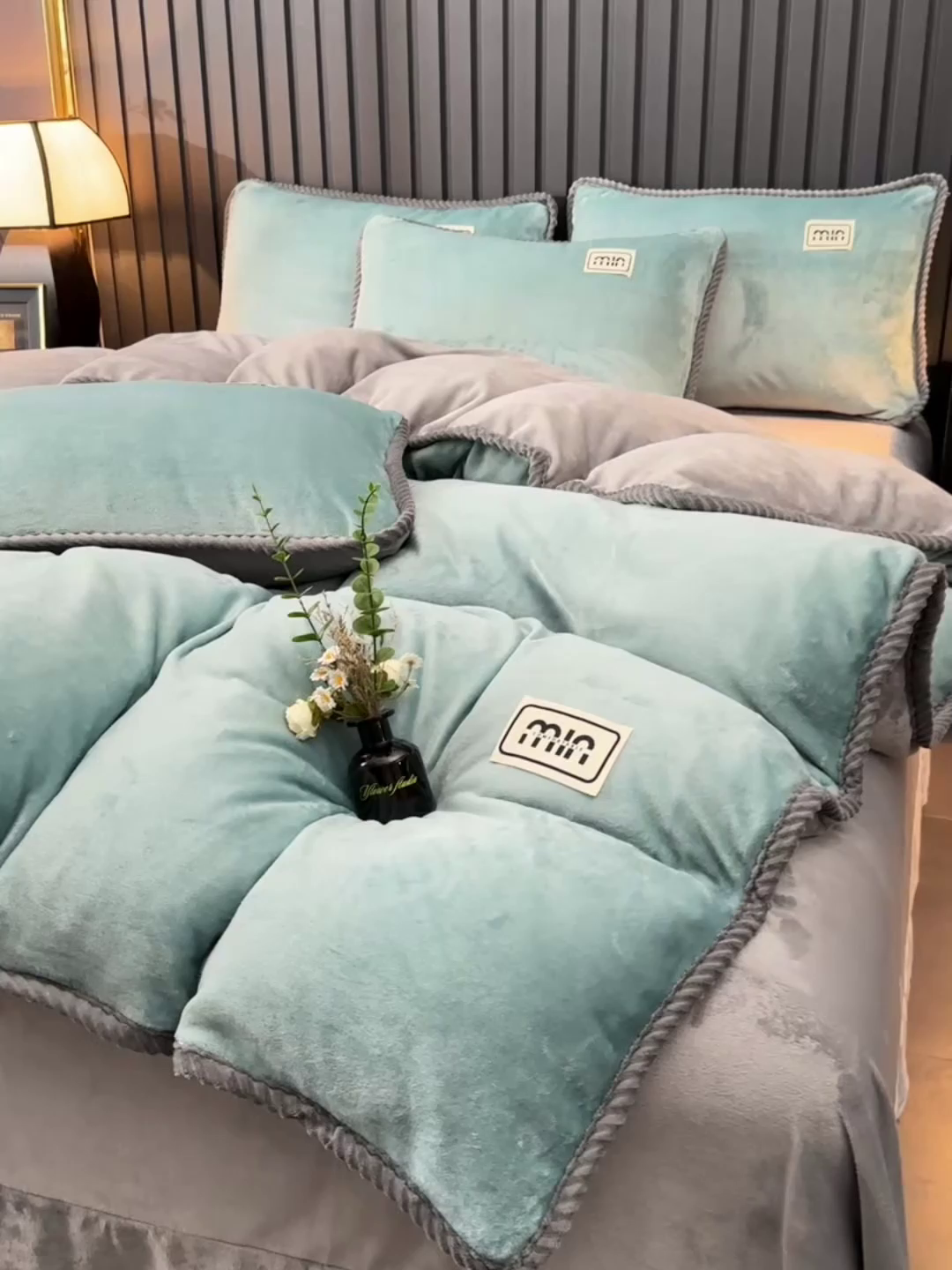 91家纺网 家纺一手货源 找家纺 妮恒美家纺 2025新款斜纹边贴标牛奶绒四件套 斜纹边-宾利蓝＋浅灰