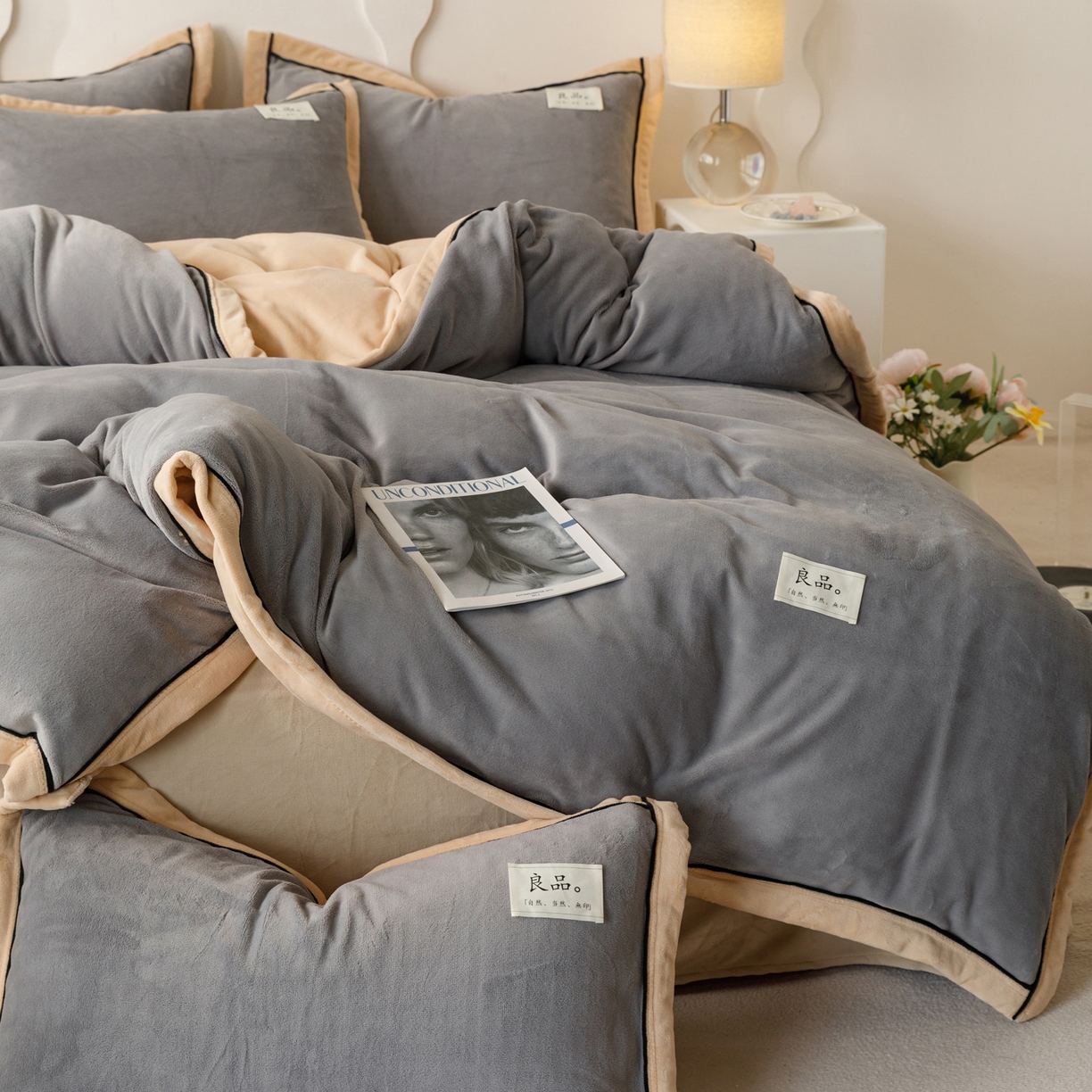 91家纺网 家纺一手货源 找家纺 寐绸家纺 2025新款牛奶绒双拼单被套 双拼被套-浅灰+米金