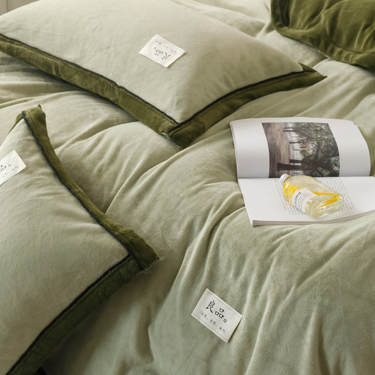 91家纺网 家纺一手货源 找家纺 寐绸家纺 2025新款牛奶绒双拼单被套 双拼被套-浅水绿+橄榄绿