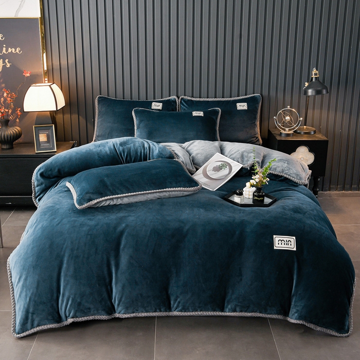 91家纺网 家纺一手货源 找家纺 妮恒美家纺 2025新款斜纹边贴标牛奶绒四件套 斜纹边-藏蓝＋深灰