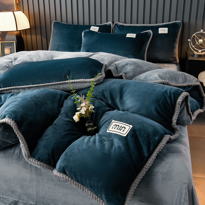 91家纺网 家纺一手货源 找家纺 妮恒美家纺 2025新款斜纹边贴标牛奶绒四件套 斜纹边-藏蓝＋深灰