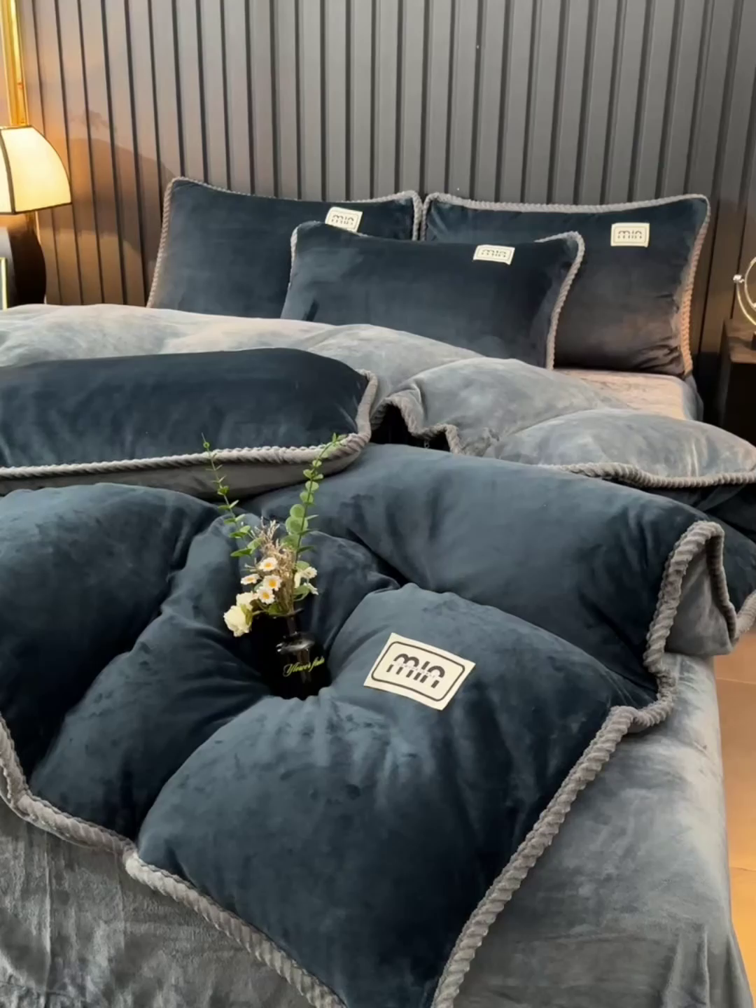 91家纺网 家纺一手货源 找家纺 妮恒美家纺 2025新款斜纹边贴标牛奶绒四件套 斜纹边-藏蓝＋深灰