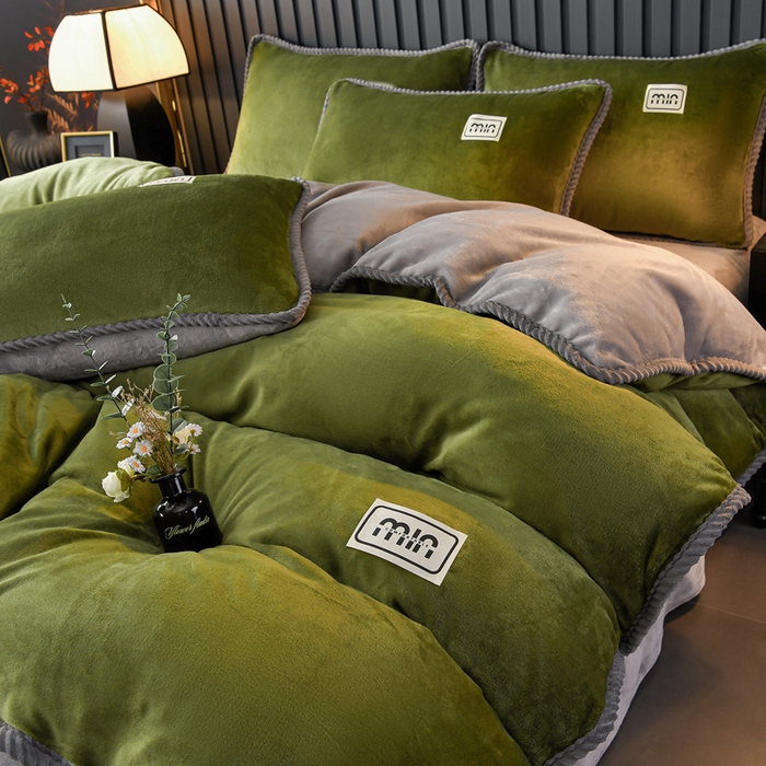 91家纺网 家纺一手货源 找家纺 妮恒美家纺 2025新款斜纹边贴标牛奶绒四件套 斜纹边-草绿＋浅灰