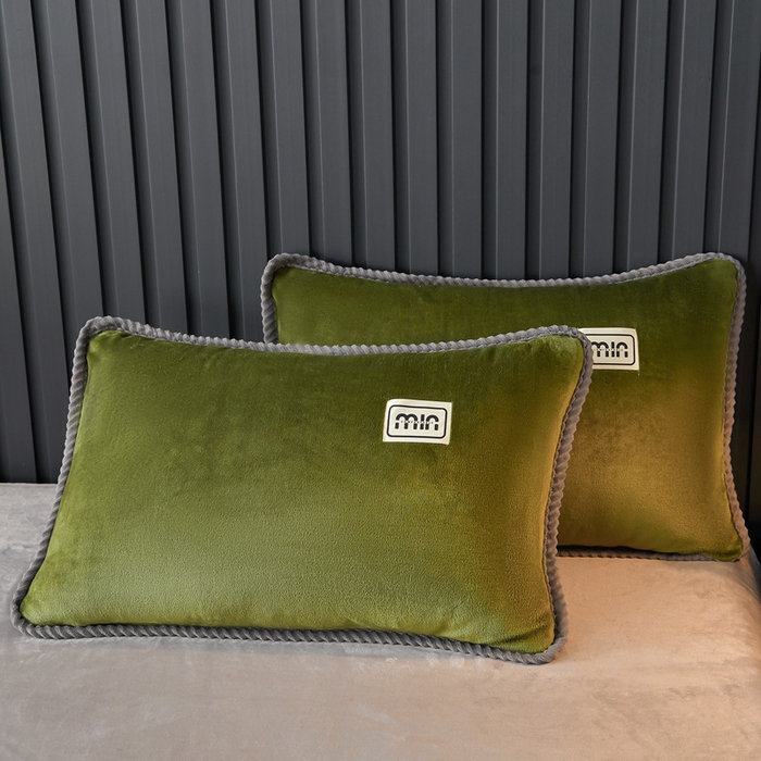 91家纺网 家纺一手货源 找家纺 妮恒美家纺 2025新款斜纹边贴标牛奶绒四件套 斜纹边-草绿＋浅灰