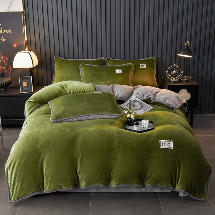 91家纺网 家纺一手货源 找家纺 妮恒美家纺 2025新款斜纹边贴标牛奶绒四件套 斜纹边-草绿＋浅灰