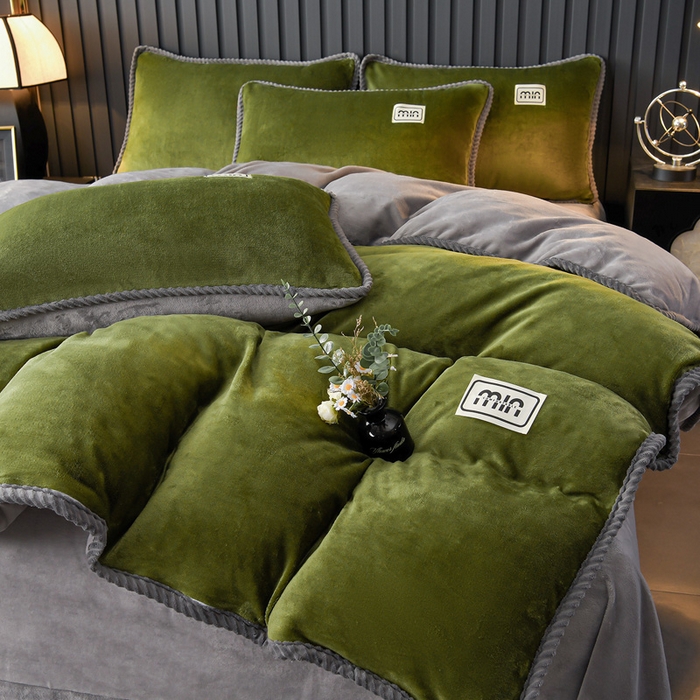 91家纺网 家纺一手货源 找家纺 妮恒美家纺 2025新款斜纹边贴标牛奶绒四件套 斜纹边-草绿＋浅灰