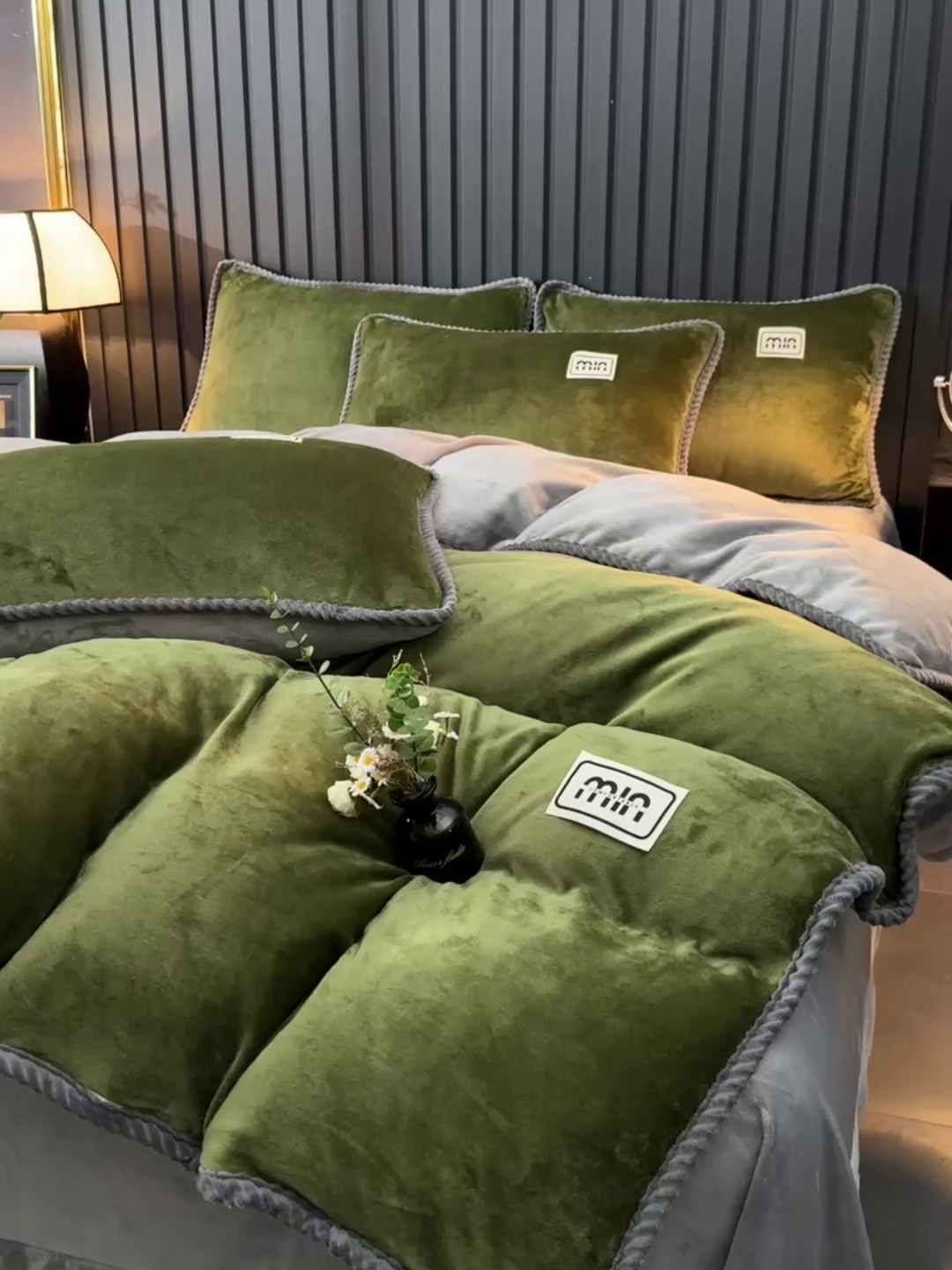 91家纺网 家纺一手货源 找家纺 妮恒美家纺 2025新款斜纹边贴标牛奶绒四件套 斜纹边-草绿＋浅灰