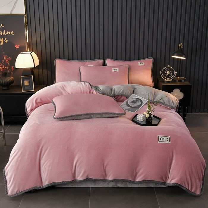 91家纺网 家纺一手货源 找家纺 妮恒美家纺 2025新款斜纹边贴标牛奶绒四件套 斜纹边-豆沙＋浅灰