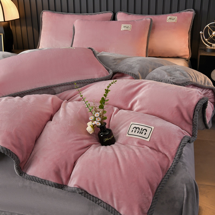 91家纺网 家纺一手货源 找家纺 妮恒美家纺 2025新款斜纹边贴标牛奶绒四件套 斜纹边-豆沙＋浅灰