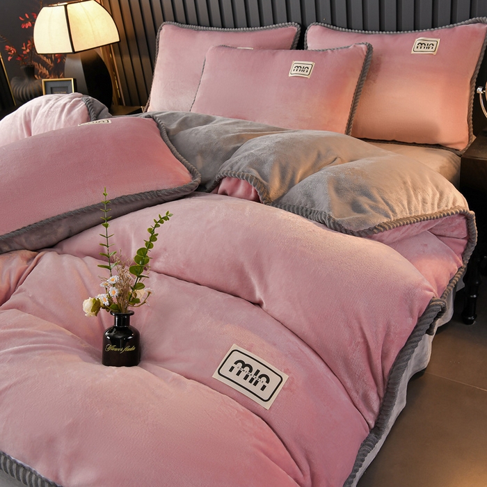 91家纺网 家纺一手货源 找家纺 妮恒美家纺 2025新款斜纹边贴标牛奶绒四件套 斜纹边-豆沙＋浅灰